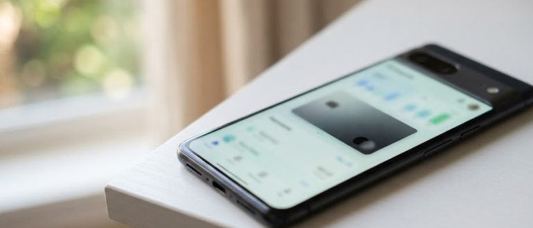 Смартфон с приложением для управления виртуальной банковской картой