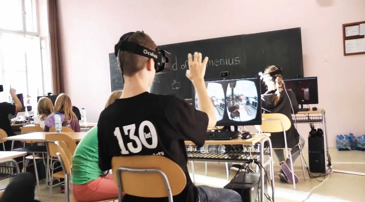 Vr уроки. Виртуальная реальность в образовании. Очки виртуальной реальности в образовании. Уроки в виртуальной реальности. Шлем виртуальной реальности в школе.