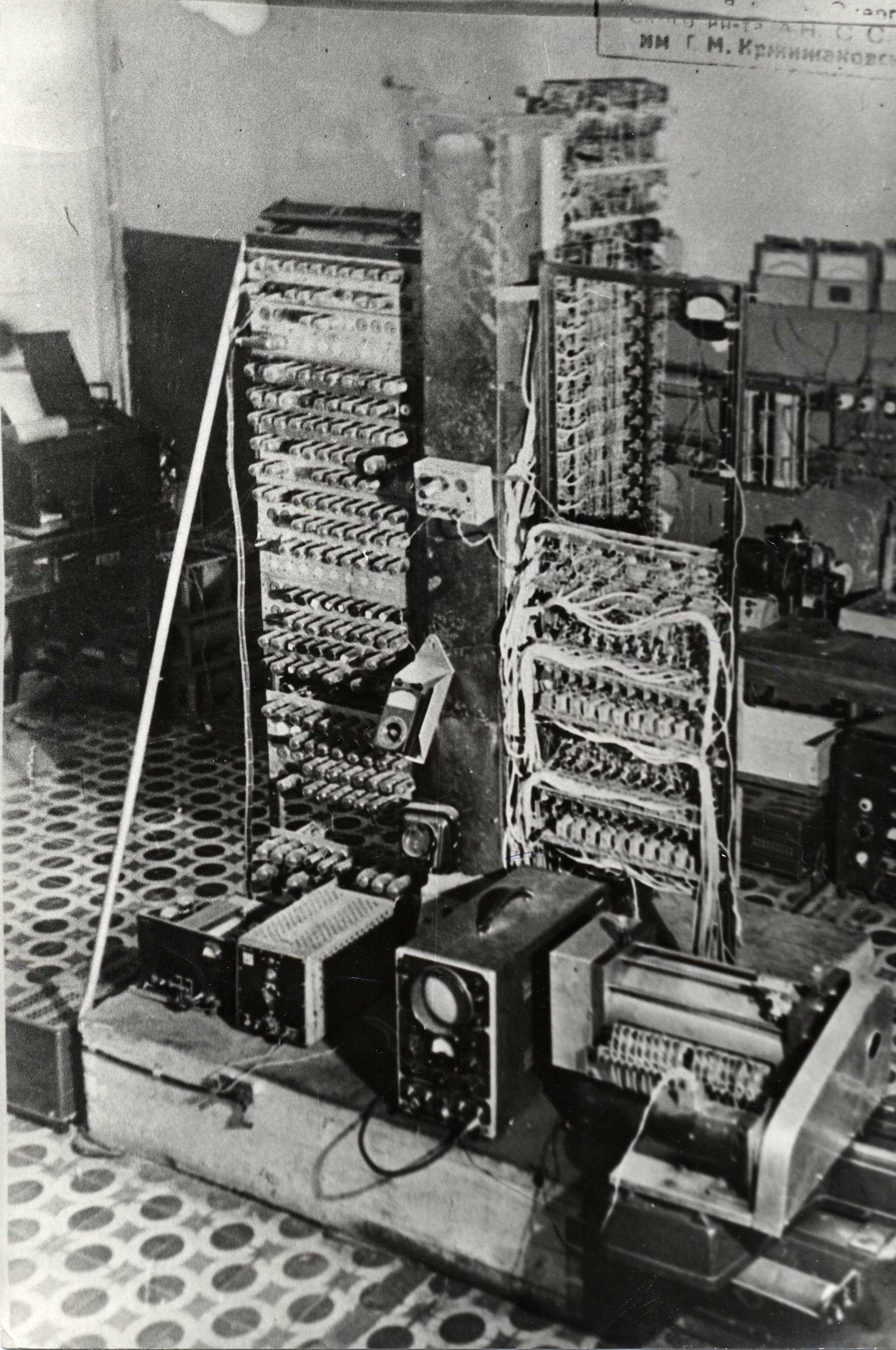 Первая автоматическая машина. М-1 — первая Советская электронно-вычислительная машина. Автоматическая цифровая вычислительная машина (АЦВМ) М–1. Цифровая электронная вычислительная машина Брука и Рамеева. ЭВМ М-1 Брука и Рамеева.