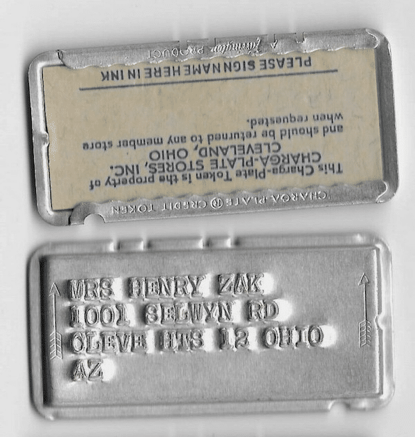 Первая кредитка. Farrington Manufacturing выпустила первые металлические карты. Первые металлические банковские карты. Металлическая кредитная карта. Металлические банковские карточки.